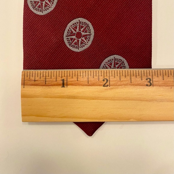 Vintage 1990s Tie w/ Nautical Compass Design - Picture 8 of 12